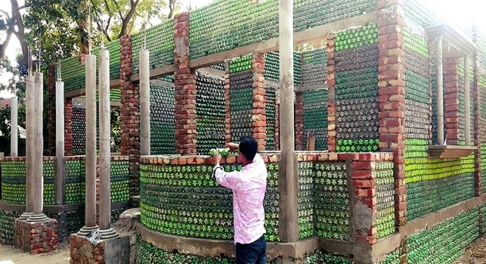 পরিত্যক্ত প্লাস্টিকের বোতল দিয়ে বাড়ি নির্মাণ!